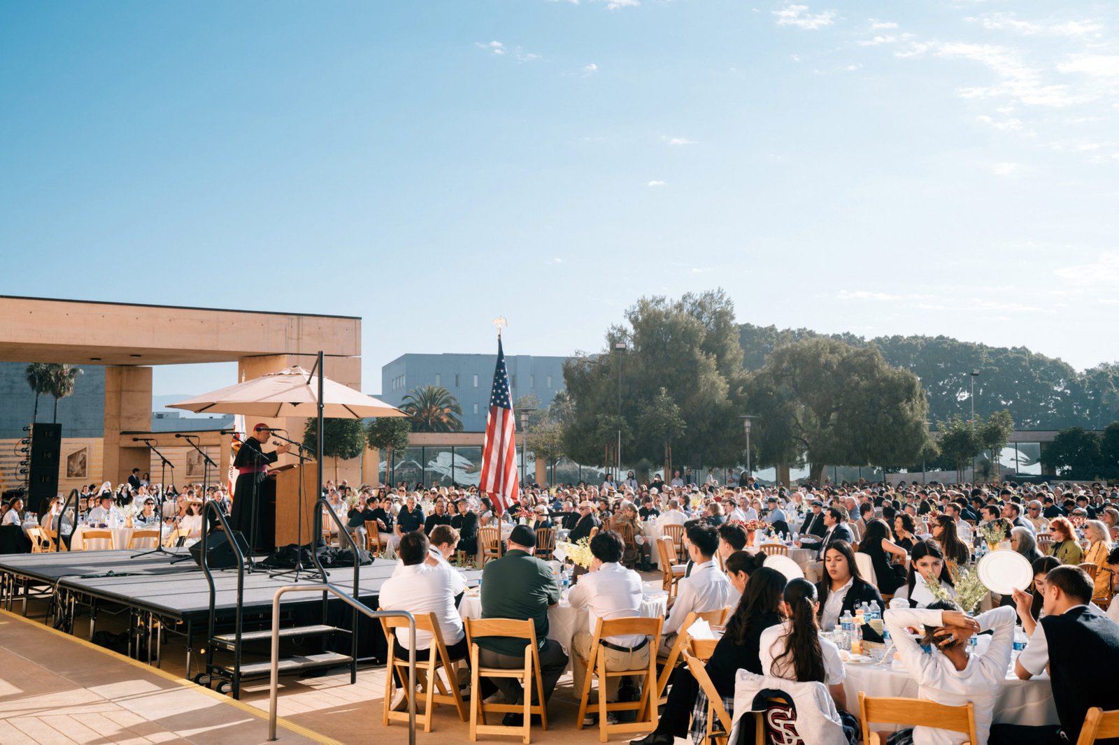 Los católicos angelinos se reunieron en número de 1,600 en la Catedral de Nuestra Señora de los Ángeles para orar y escuchar al obispo Joseph Espaillat durante el Desayuno Católico de Oración el 16 de septiembre. (Peter Lobato)
