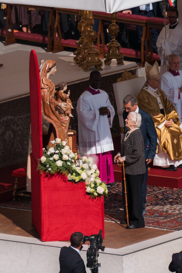 Wanda Gawronska, sobrina de Pier Giorgio Frassati, de 97 años, se detiene frente a una estatua de la Virgen María después de saludar al Papa León XIV durante la Misa de canonización. (Isabel Cacho/Arquidiócesis de LA)