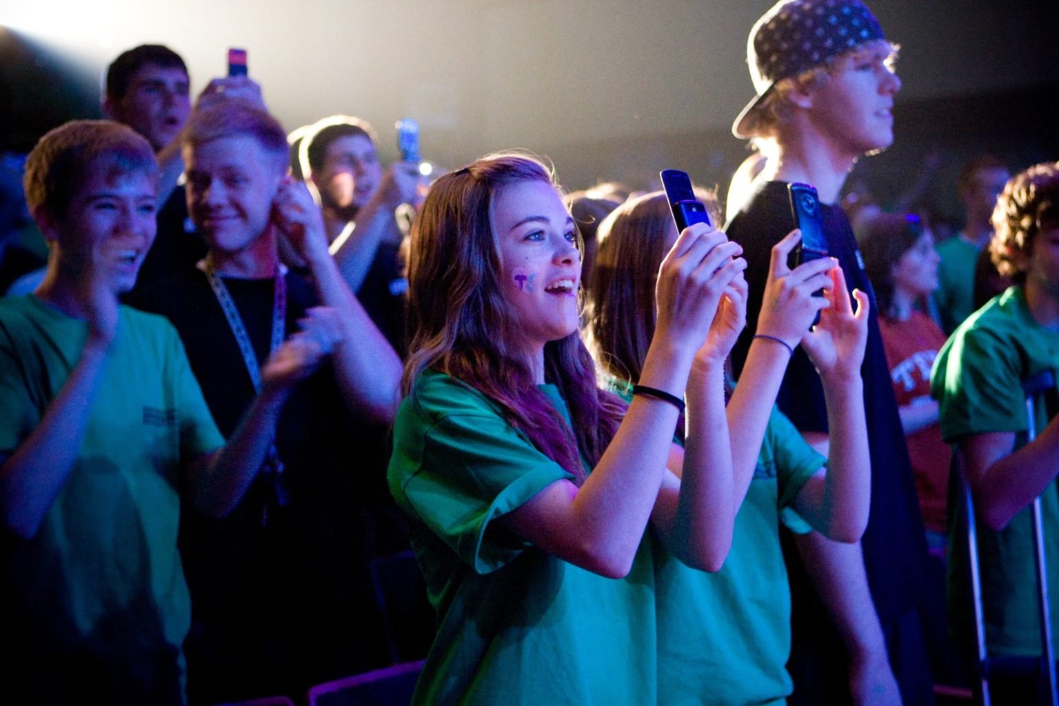 Estudiantes animan y toman fotos con sus celulares mientras Taylor Swift actúa en la preparatoria Bishop Ireton en Alexandria, Virginia, en 2009. (CNS/Jonathan Tramontana)