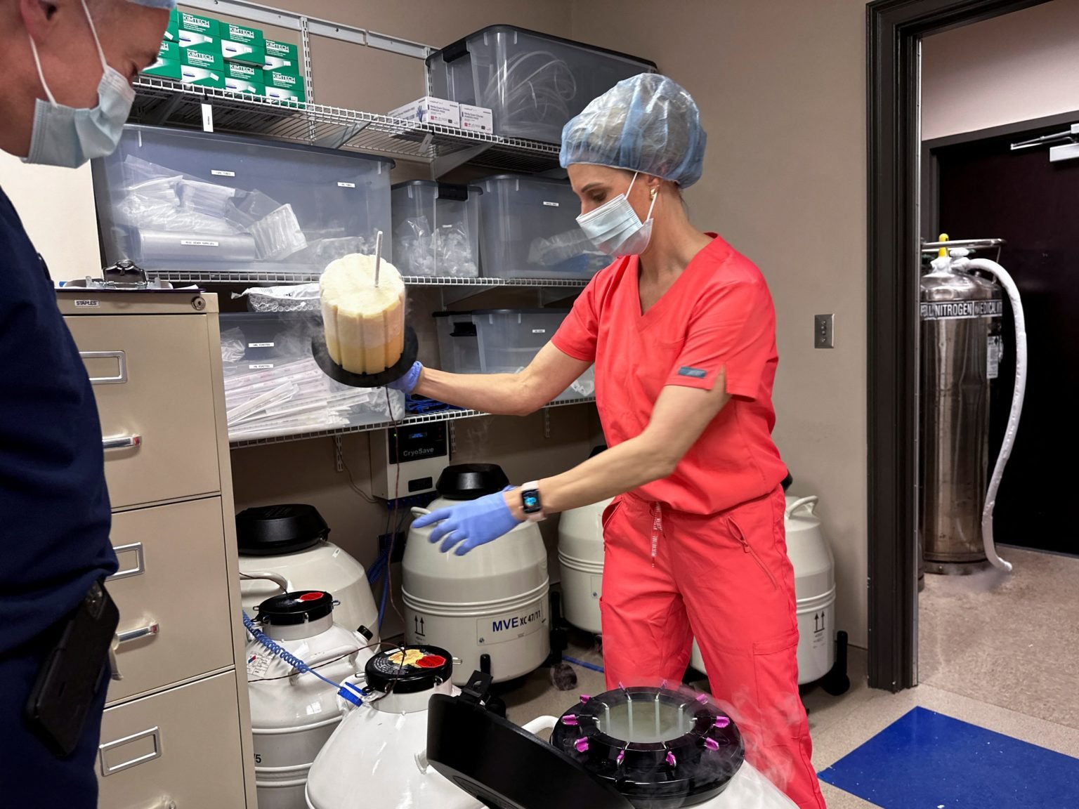 Un médico observa mientras una enfermera abre un contenedor de criopreservación de FIV en 2024, en Huntsville Reproductive Medicine, P.C., Madison, Alabama. (OSV News/Roselle Chen, Reuters)