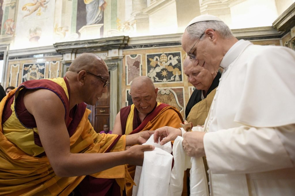 El Papa León XIV saluda a monjes budistas que le presentaron obsequios durante un encuentro con líderes religiosos en el Vaticano el 19 de mayo. (CNS/Vatican Media)
