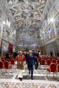 El papa León XIV y el rey Carlos III de Gran Bretaña salen de la Capilla Sixtina en el Vaticano tras la oración del mediodía del 23 de octubre de 2025. (Foto CNS/Vatican Media)