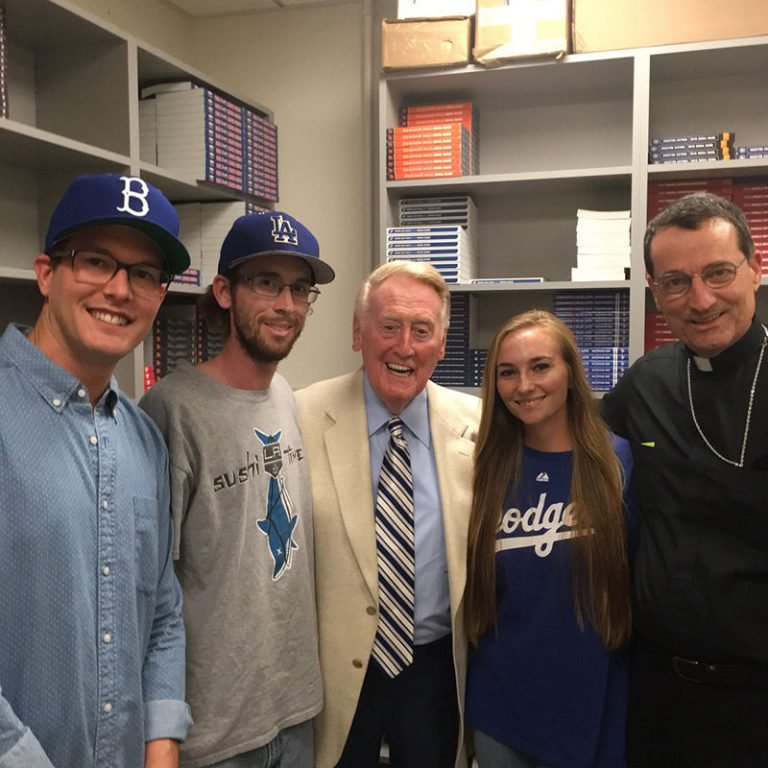 Vin Scully con el entonces obispo auxiliar Joseph Brennan y familiares, en una foto sin fecha. (Robert Brennan)