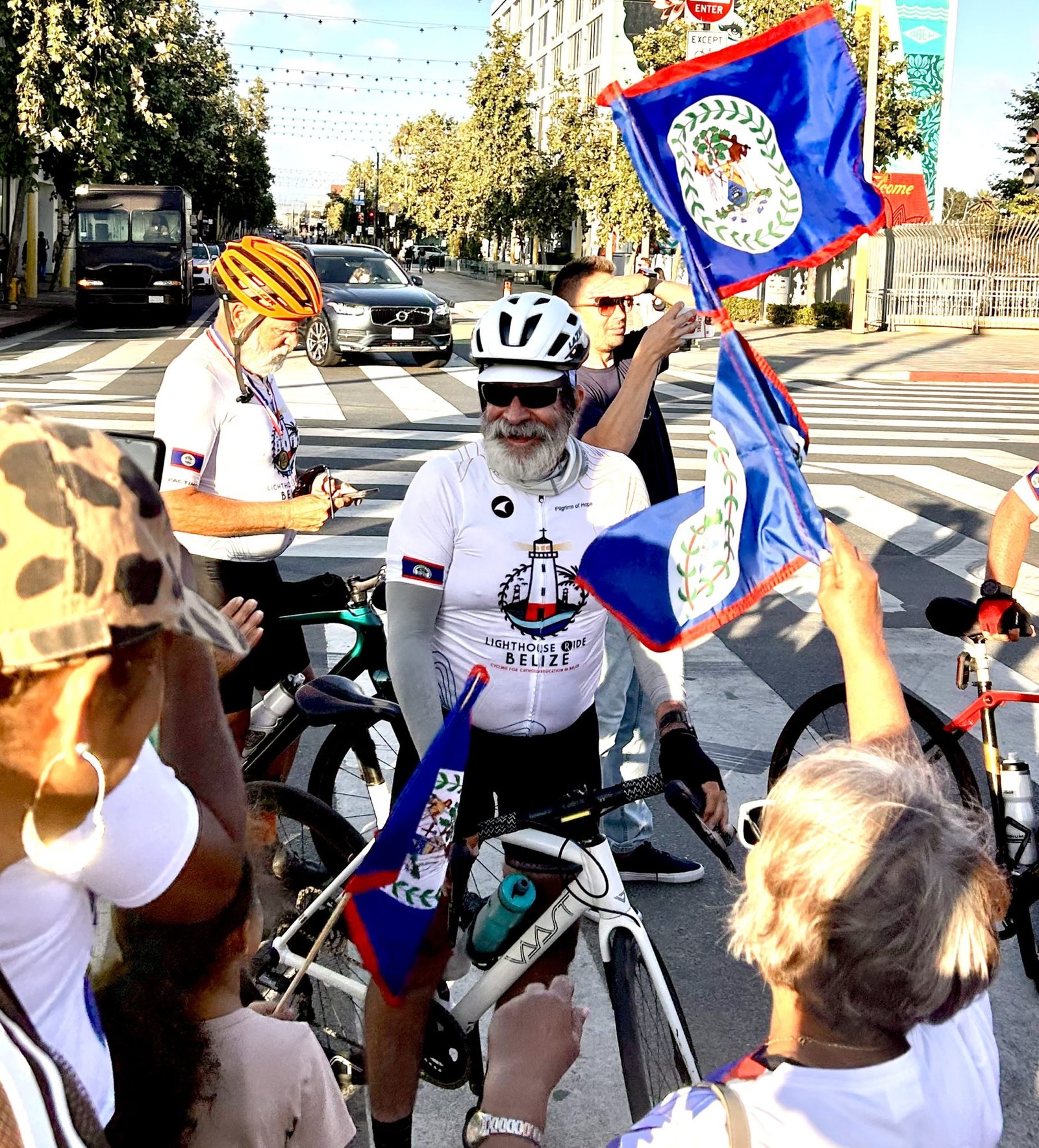 El padre Matt Ruhl sonríe tras recorrer en bicicleta desde Maine hasta Santa Mónica con el objetivo de recaudar 5 millones de dólares para las escuelas católicas de Belice. (Tom Hoffarth)