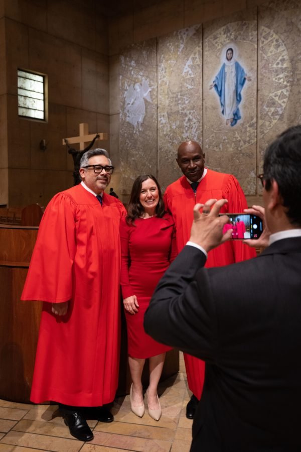 De izquierda a derecha: el juez de la Corte de Apelaciones de California Gonzalo C. Martínez, la presidenta del capítulo de la Sociedad de Santo Tomás Moro, Michele Friend, y el juez Martin J. Jenkins posan para una foto tras la Misa Roja. (Peter Lobato)