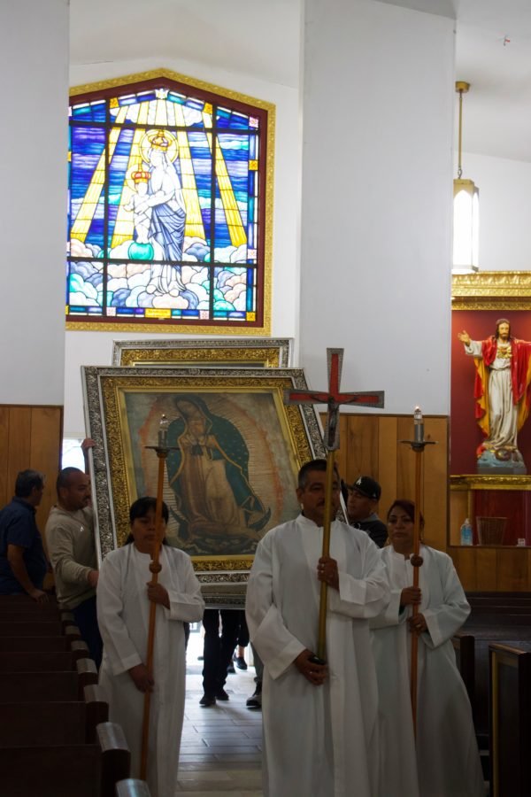 La imagen peregrina de Nuestra Señora de Guadalupe entra a la Iglesia de Nuestra Señora de la Victoria en East LA durante la Misa de bienvenida el 27 de septiembre. (Kimmy Chacón)