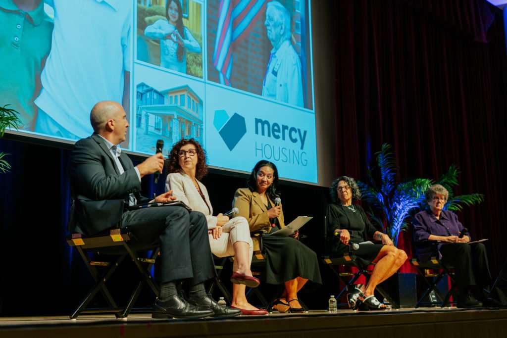 Tiffany Bohee, al centro, presidenta de Mercy Housing California, modera un panel sobre servicios de vivienda durante la conferencia “Peregrinos de la esperanza: al servicio de los vulnerables” en Christ Cathedral, condado de Orange. (Slav Zatoka/Catholic Charities of Orange County)