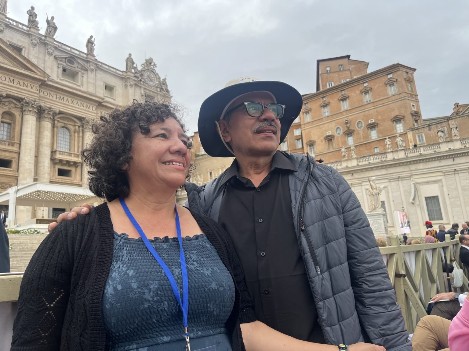 Rosa Bonilla, izquierda, y su esposo, Carlos, en la Plaza de San Pedro durante la Misa del Jubileo de los Migrantes presidida por el Papa León XIV en Roma, el 5 de octubre. (Ellie Hidalgo)