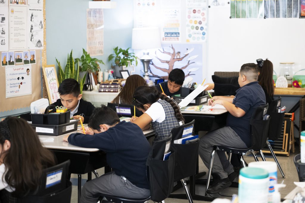 Estudiantes de la escuela católica San Miguel, en Watts, realizan tareas en marzo de 2024. (Víctor Alemán)