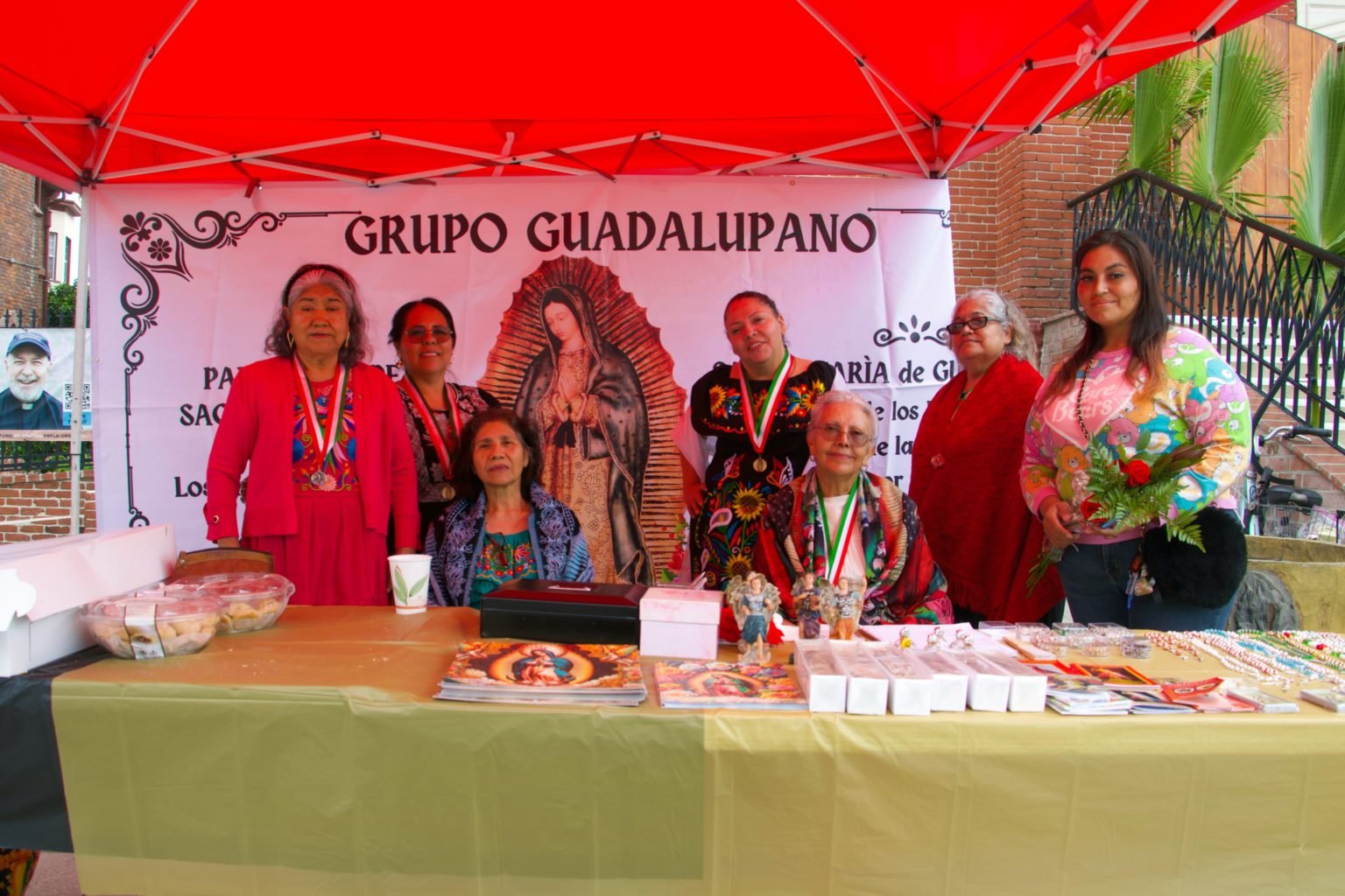 Miembros del grupo de Guadalupanas posan durante un evento en honor a la Virgen de Guadalupe en la Iglesia del Sagrado Corazón en Lincoln Heights el 28 de septiembre. (Kimmy Chacón)
