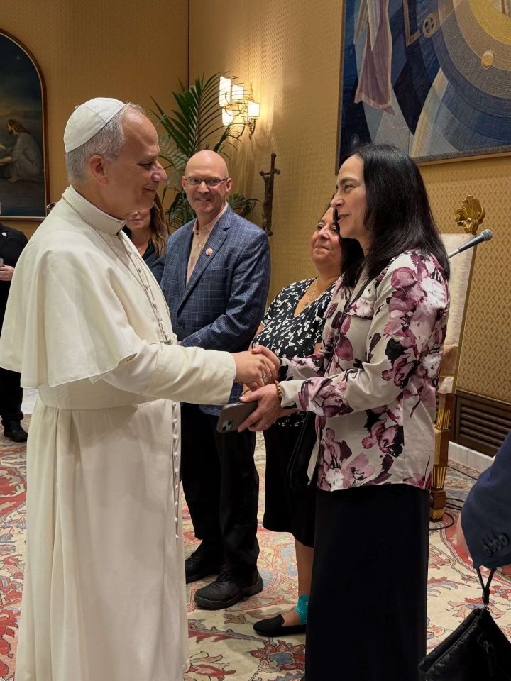 La hermana Rosalía Meza saluda al Papa León XIV durante una audiencia privada con el pontífice el 27 de septiembre. (Hermana Rosalía Meza)