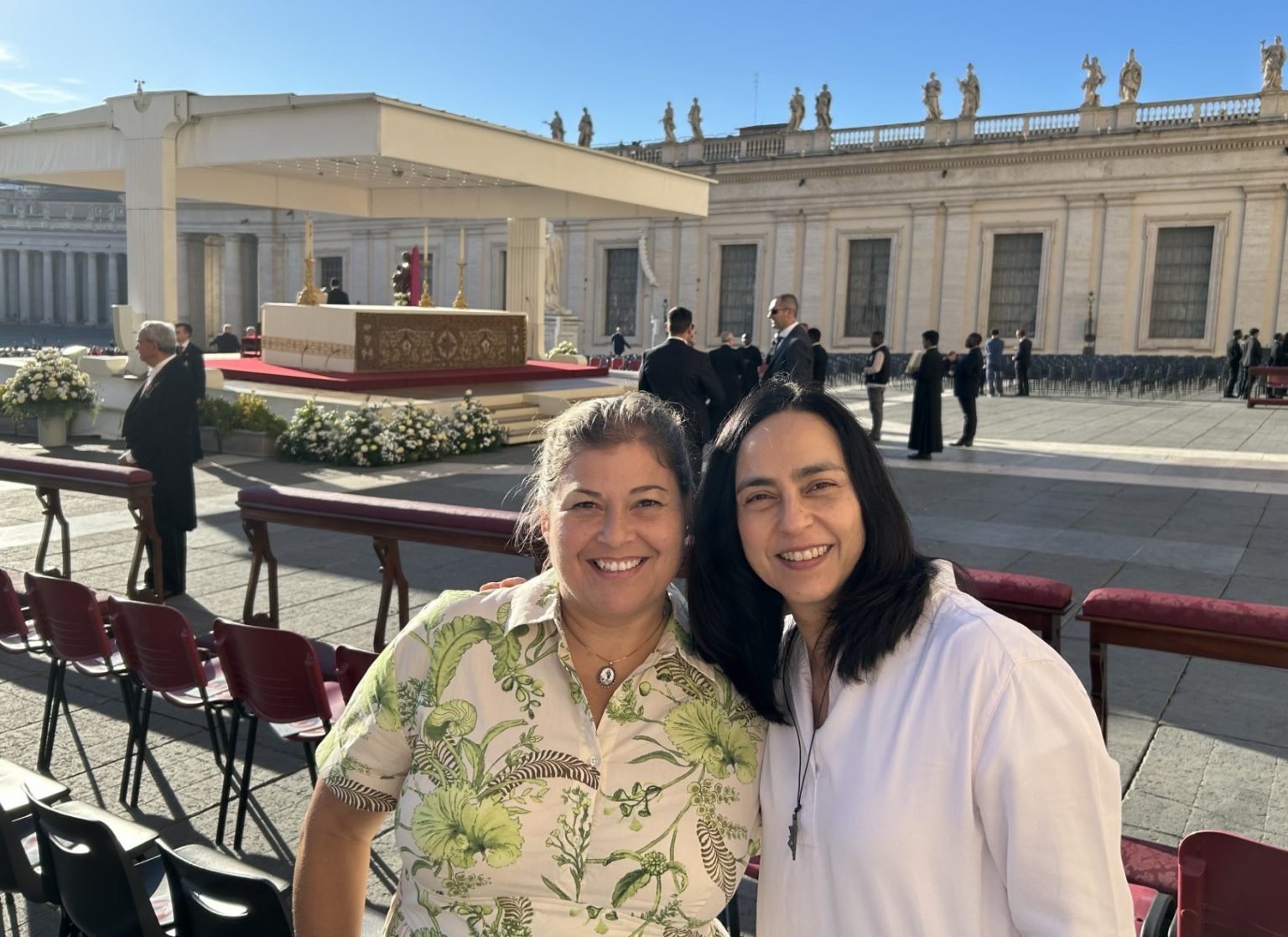 Nancy Nazarian-Medina, izquierda, y la hermana Rosalía Meza posan en la Misa del Jubileo de los Catequistas en el Vaticano, el 28 de septiembre. (Nancy Nazarian-Medina)
