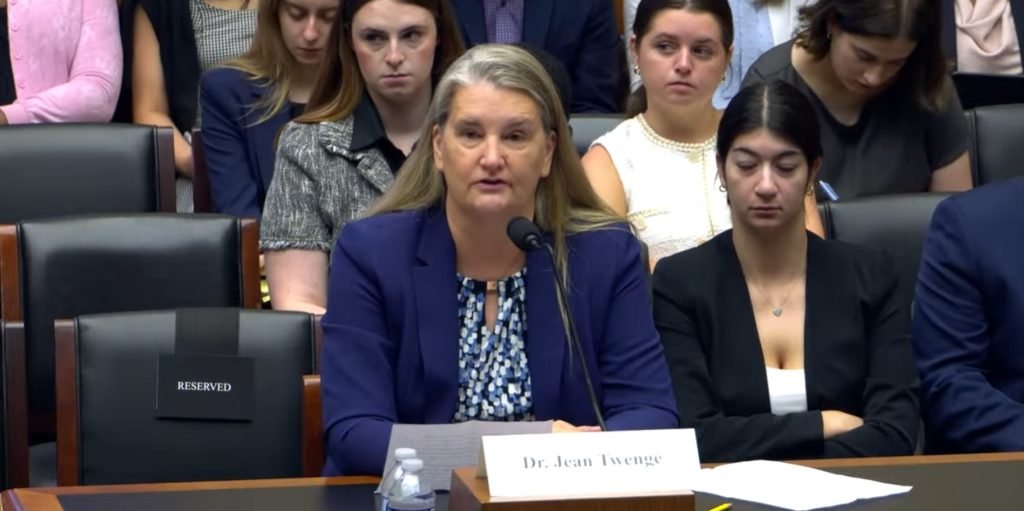 La profesora de psicología Jean Twenge, de la Universidad Estatal de San Diego, testifica en el Capitolio durante la audiencia “Screentime in Schools” ante el Comité de Educación y Trabajo de la Cámara de Representantes de EE. UU. Twenge es autora de varios libros sobre diferencias generacionales y uso de la tecnología. (YouTube/House Committee on Education & Workforce)