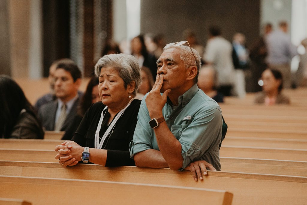 Una pareja ora durante la Misa en la Catedral de Cristo la Luz en Oakland durante la cumbre LoveIRL. (Conferencia Católica de California)
