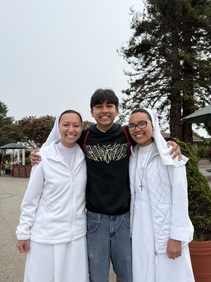 Ezequiel Ponce con religiosas durante una conferencia salesiana de liderazgo juvenil. Ponce hará una pregunta al Papa León XIV durante un Q&A digital especial en NCYC el 21 de noviembre. (Ezequiel Ponce)