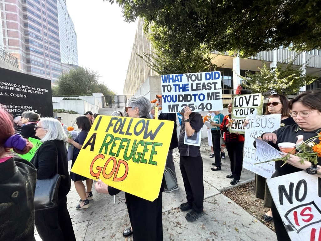 Después del funeral de Ponnet, activistas por la paz caminaron hacia el Edificio Federal en el centro de Los Ángeles en una protesta no violenta en honor al sacerdote. (Tom Hoffarth)