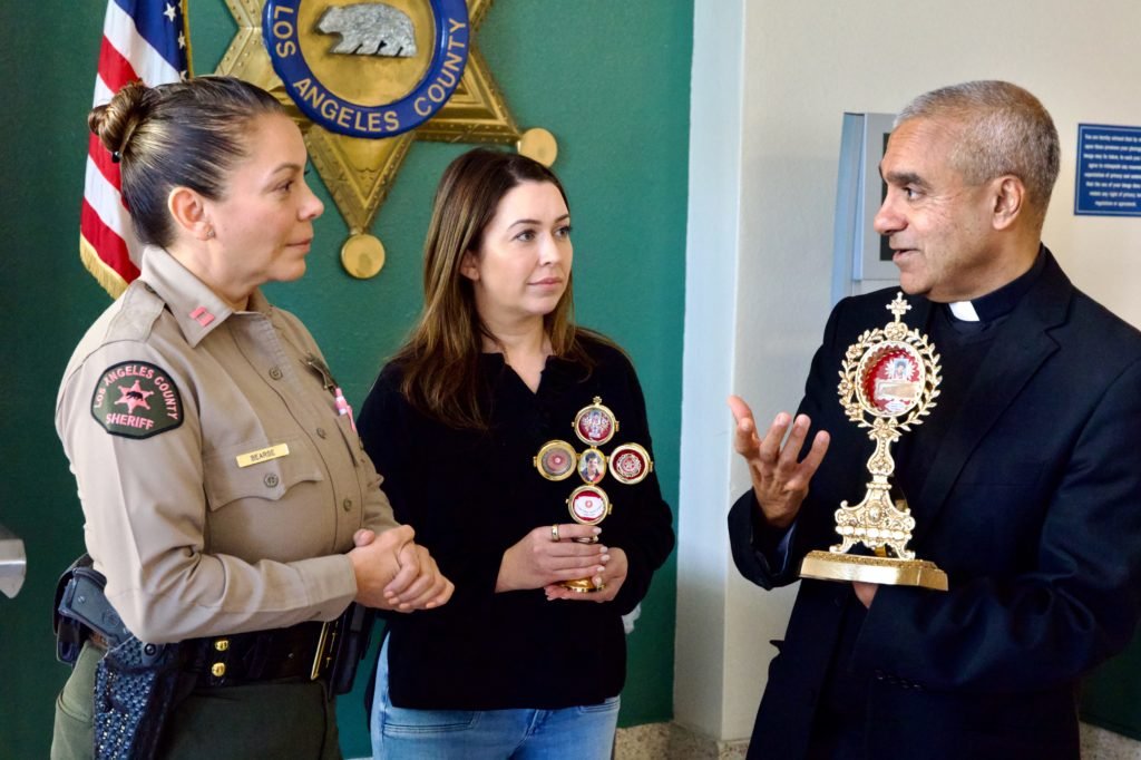 La capitana del Sheriff del Condado de Los Ángeles, Cynthia Bearse, habla con Mons. Figueiredo antes de la misa del 20 de octubre en la Cárcel Central de Hombres de LA. (Reese Cuevas)