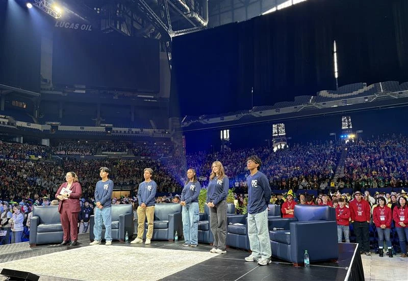 La moderadora Katie Prejean McGrady y los jóvenes Ezequiel Ponce, Chris Pantelakis, Mia Smothers, Elise Wing y Micah Alcisto hablan con el Papa León XIV durante un encuentro digital en vivo en el estadio Lucas Oil en Indianápolis el 21 de noviembre. (CNA/Tessa Gervasini)