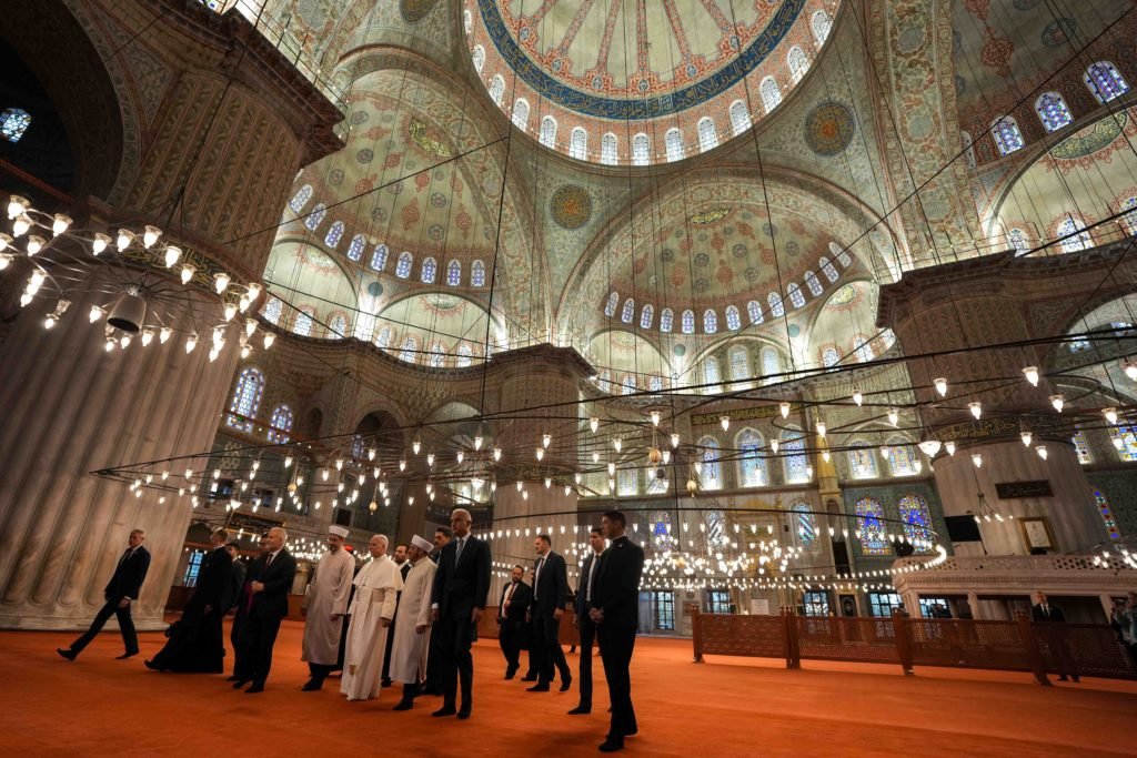 El Papa León XIV reza con obispos, sacerdotes, religiosos y fieles laicos al llegar a la basílica de Nuestra Señora del Líbano en Harissa, al norte de Beirut, el 1 de diciembre de 2025. (Foto CNS/Lola Gomez)