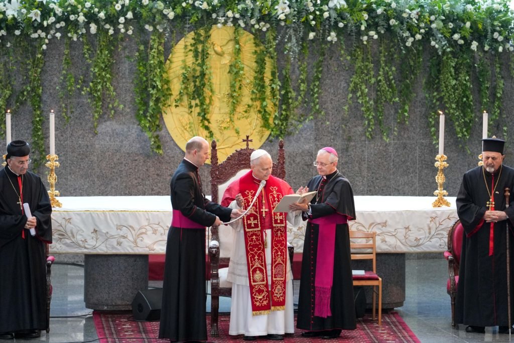 El Papa León XIV se une al patriarca ecuménico ortodoxo Bartolomé y a otros líderes cristianos para una oración ecuménica frente a las ruinas de una antigua basílica en Iznik, Turquía, el 28 de noviembre de 2025. El encuentro marcó el 1.700º aniversario del Concilio de Nicea, convocado en el año 325, que dio origen al Credo Niceno y definió doctrinas cristianas fundamentales. (Foto CNS/Lola Gomez)