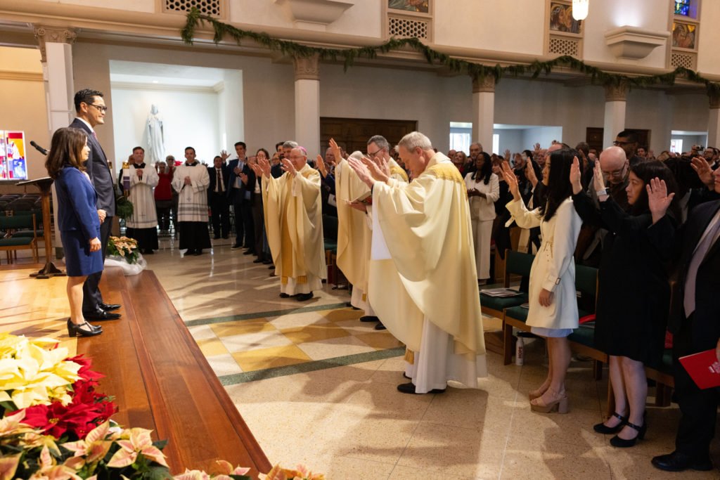 El nuevo presidente de Loyola Marymount University, Thomas Poon, y su esposa, Cathy, reciben bendiciones de la asamblea durante la Misa de Misión el 9 de diciembre en la Capilla del Sagrado Corazón. (Loyola Marymount University)