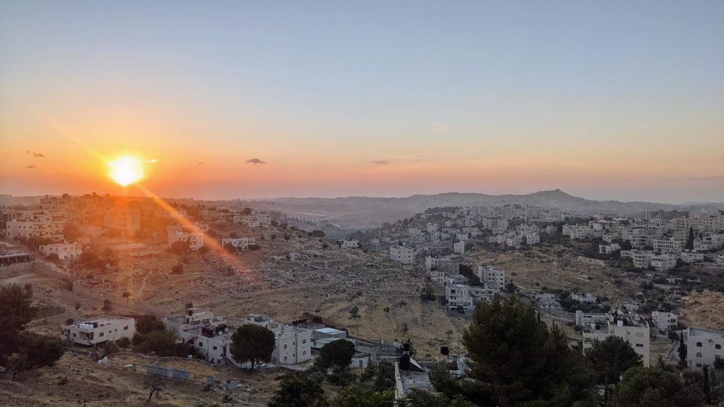 Una vista actual de Belén al amanecer. Al anunciar que el Mesías vendría de Belén, la ciudad natal de David, Miqueas no solo profetizó el lugar del nacimiento de Cristo, sino su linaje. (Pablo Kay)
