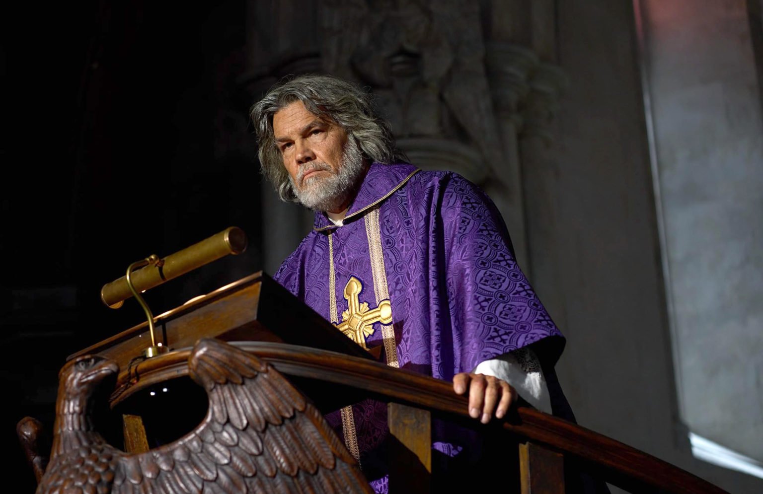 Josh Brolin en una escena de la película "Wake Up Dead Man". (©2025 Netflix vía IMDB)