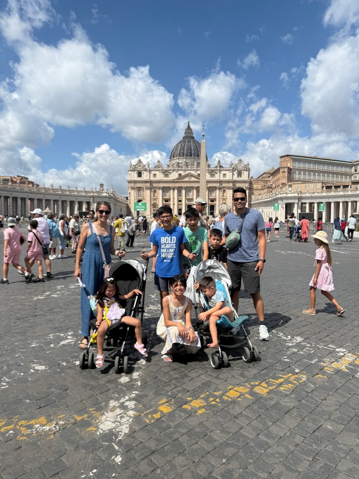 Matthew (de azul) con su familia en la Plaza de San Pedro, en Roma, el verano pasado. (Foto enviada)