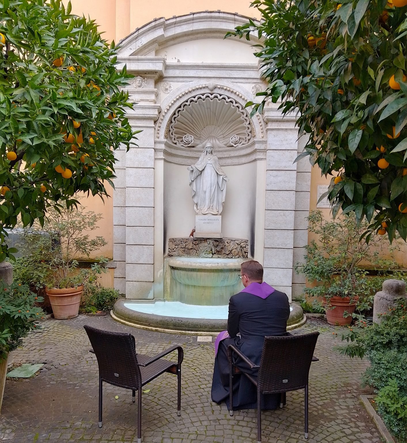 Un sacerdote de la Casa Santa Maria se prepara para escuchar confesiones en inglés de peregrinos a comienzos de este año. (Foto enviada)