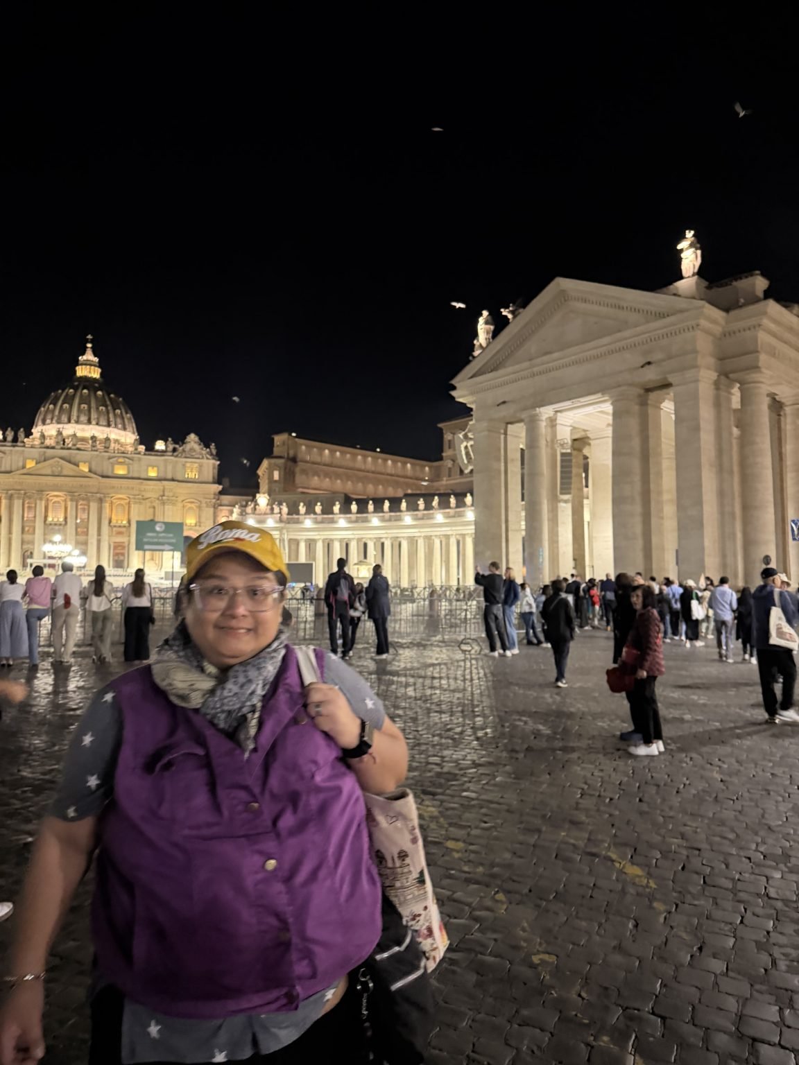 Mary Brion en la Plaza de San Pedro, en Roma, durante una peregrinación del Jubileo de la Esperanza en octubre. (Foto enviada)