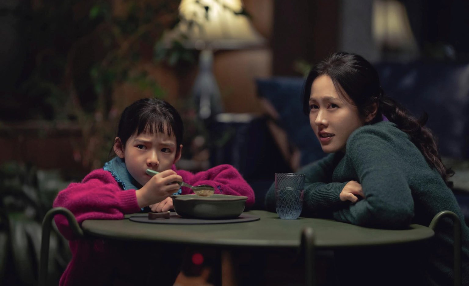 Son Ye-jin (derecha) y So Yul Choi en una escena de la película “No Other Choice”. (IMDB/Cortesía Neon)