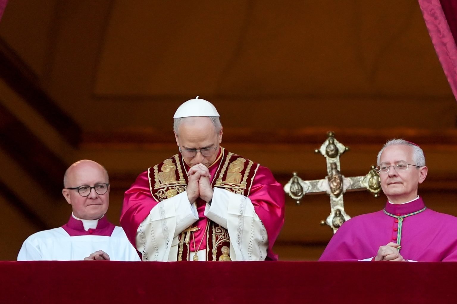 El Papa León XIV reza desde el balcón central de la Basílica de San Pedro, en el Vaticano, tras su elección como pontífice el 8 de mayo. (CNS/Lola Gomez)