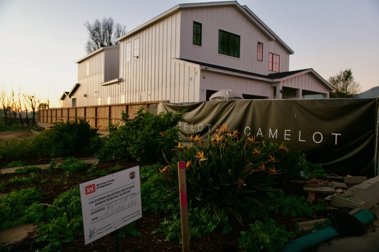 Una de las primeras viviendas próximas a completarse en el vecindario Alphabet Streets de Pacific Palisades. (Reese Cuevas)