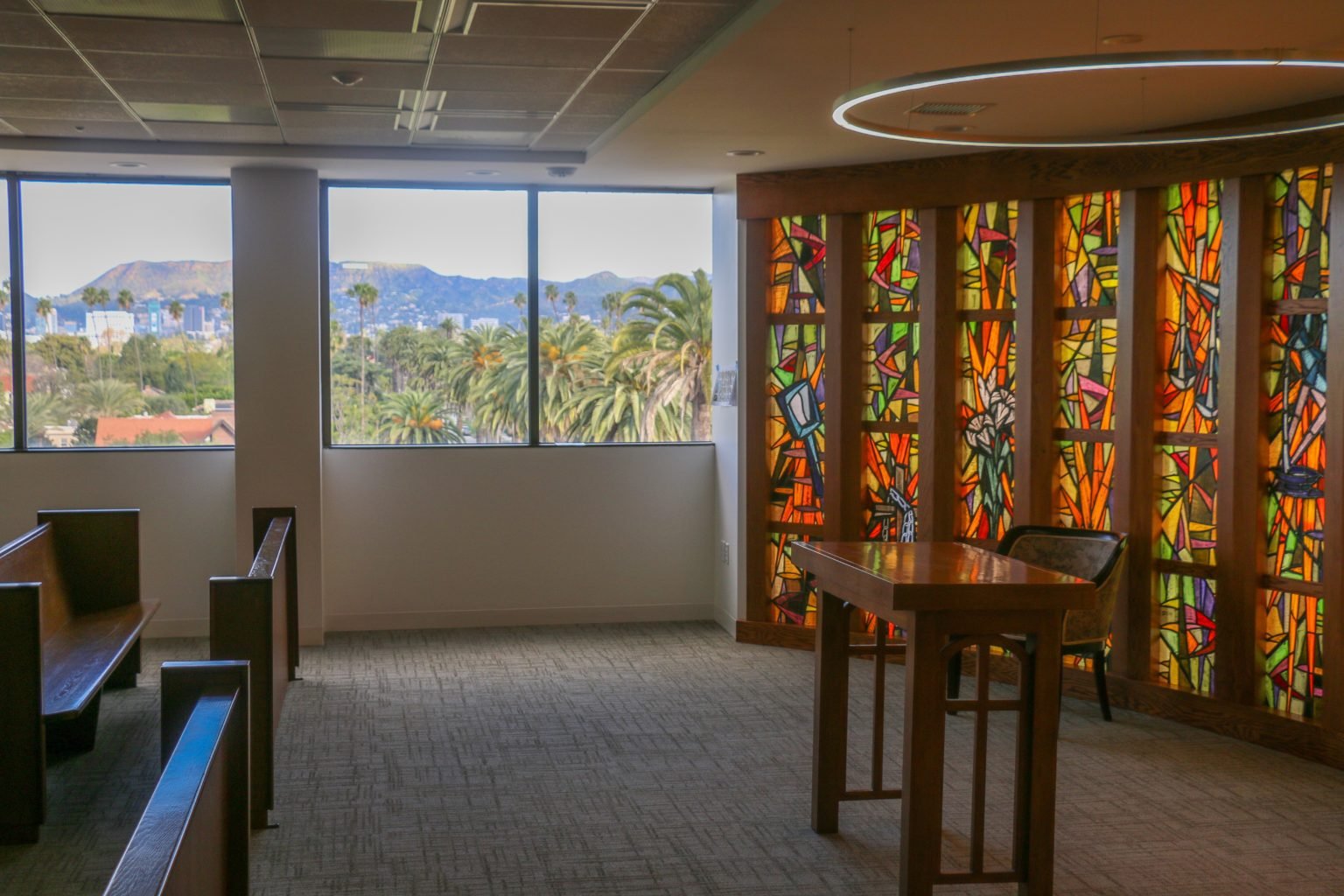 Vitrales del artista local Isabel Piczek y vistas del área de Hollywood se observan desde la capilla del sexto piso del nuevo edificio del ACC. (Pablo Kay)
