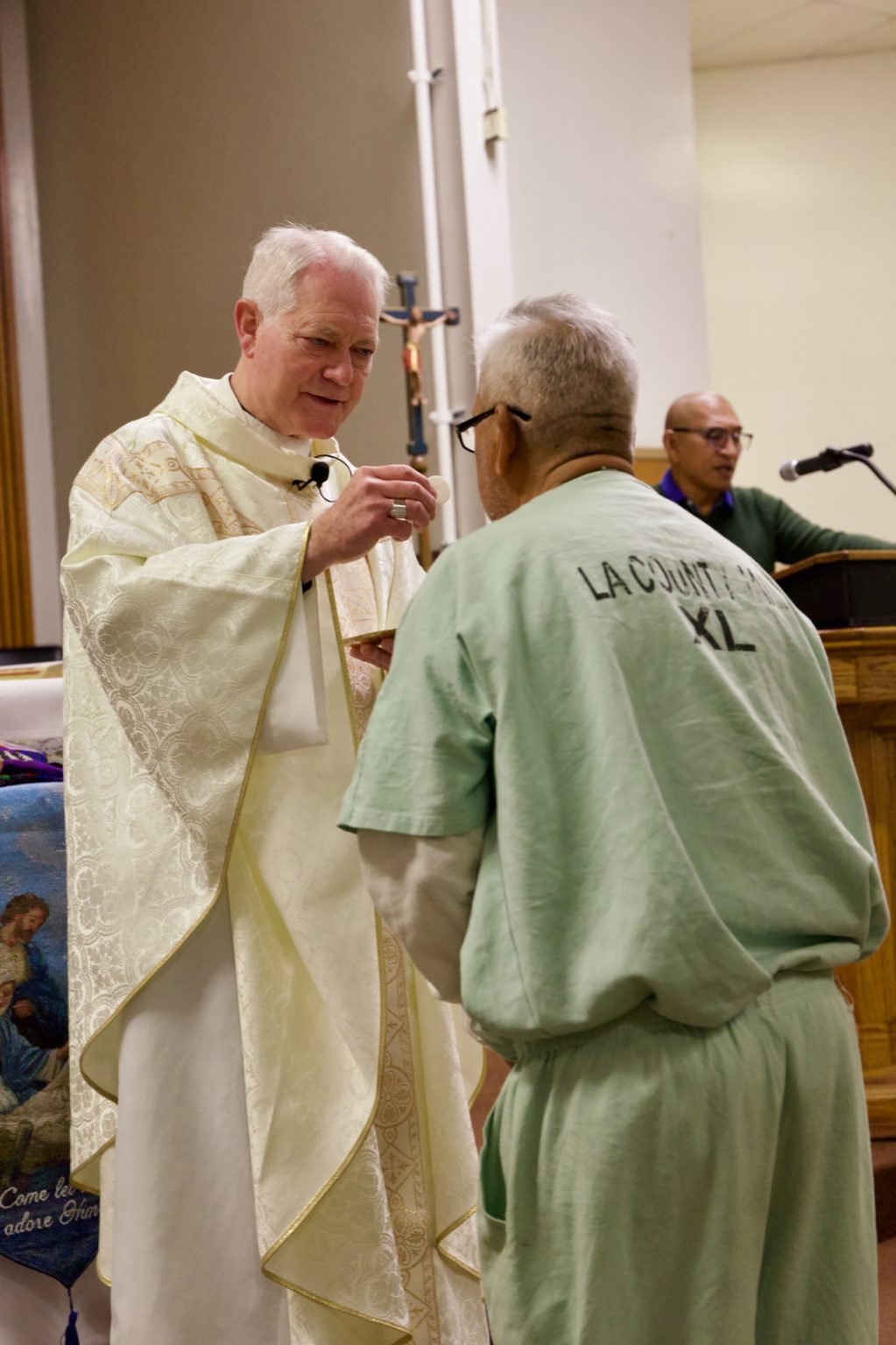 El obispo auxiliar Matt Elshoff celebró la Misa de Navidad con internos en la Cárcel Central de Hombres, cerca del centro de Los Ángeles. (Reese Cuevas)