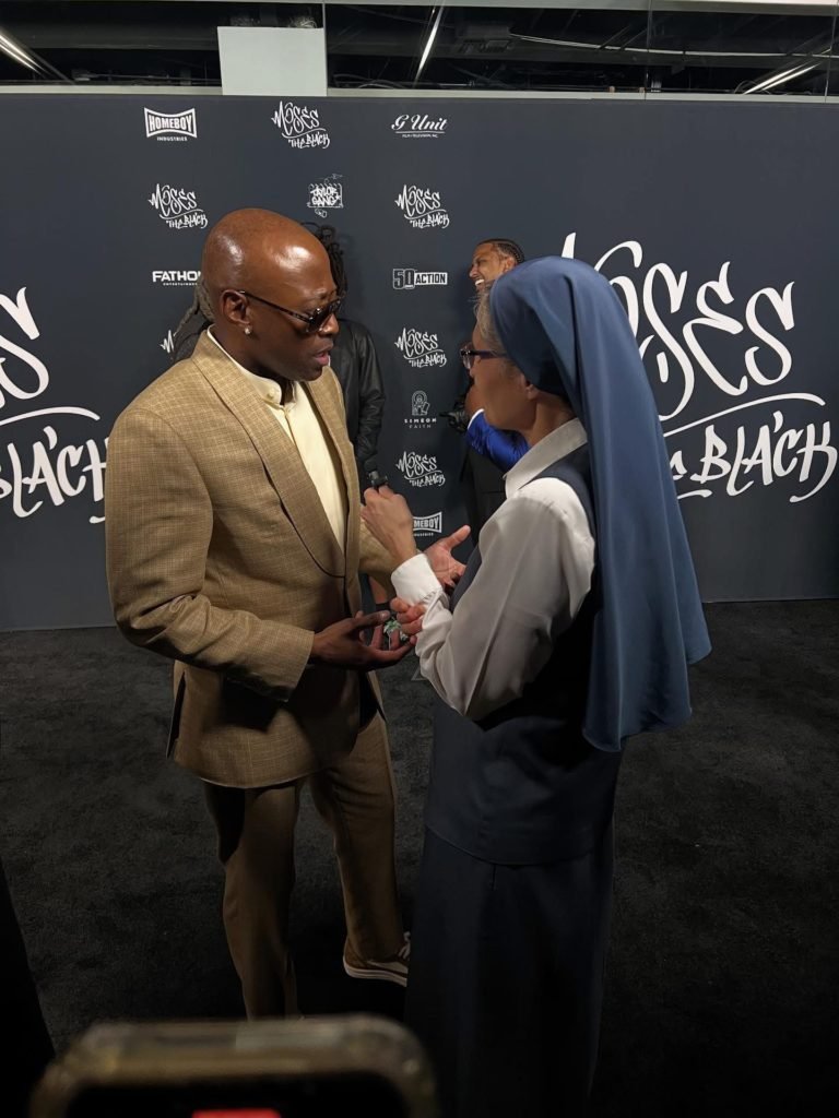 La hermana Nancy Usselmann, FSP, entrevista a Omar Epps en el estreno de “Moses the Black”. (Hijas de San Pablo)