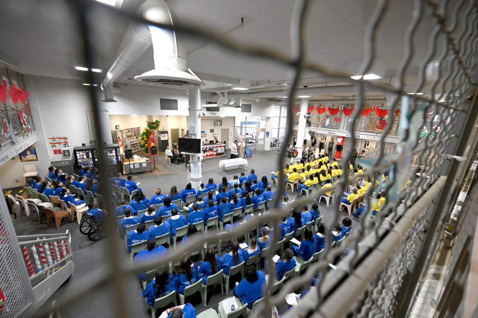 Unas 200 internas asistieron a la Misa de Navidad en un módulo de celdas que a veces se utiliza para actividades recreativas. (John McCoy)