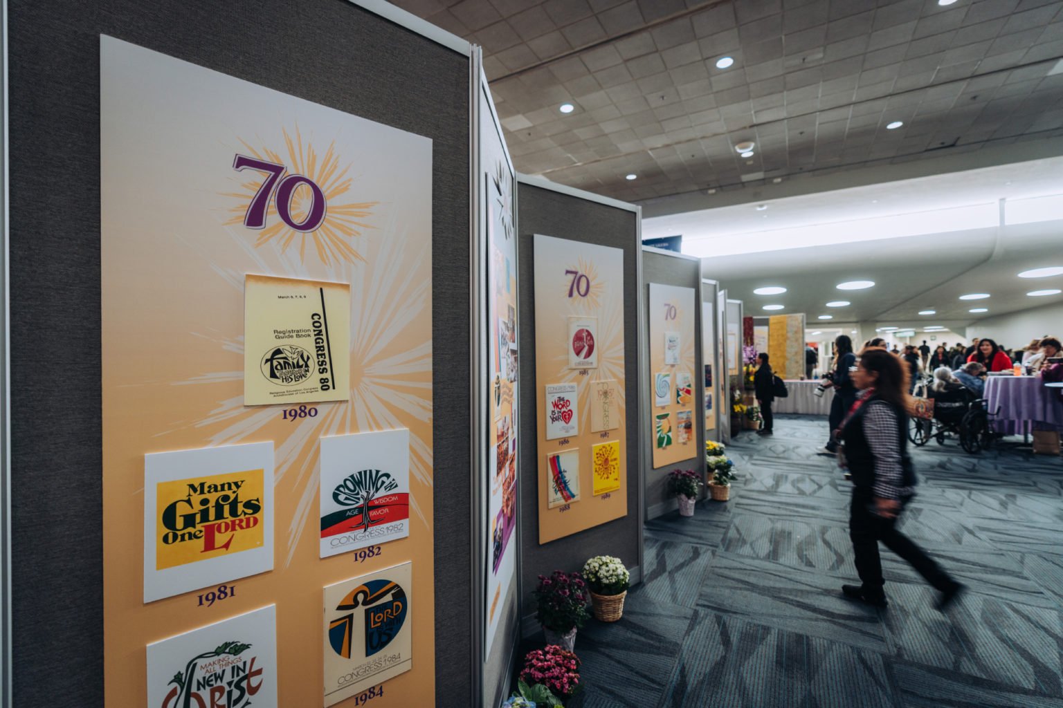 En el salón de exhibiciones se instalaron paneles que mostraban programas y otros objetos históricos del RECongress para celebrar sus 70 años. (Peter Lobato)