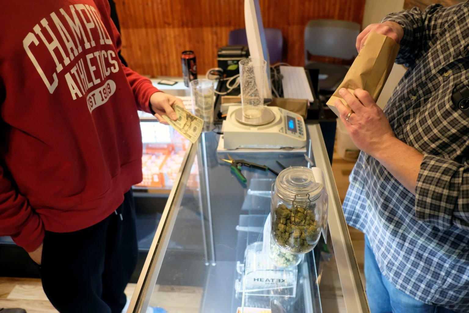 Un empleado pesa marihuana de un frasco en venta en Greenstone Provisions en Ann Arbor, Michigan, el 3 de diciembre de 2019, poco después de que se legalizara en el estado la venta de marihuana recreativa a mayores de 21 años. (CNS/Matthew Hatcher, Reuters)
