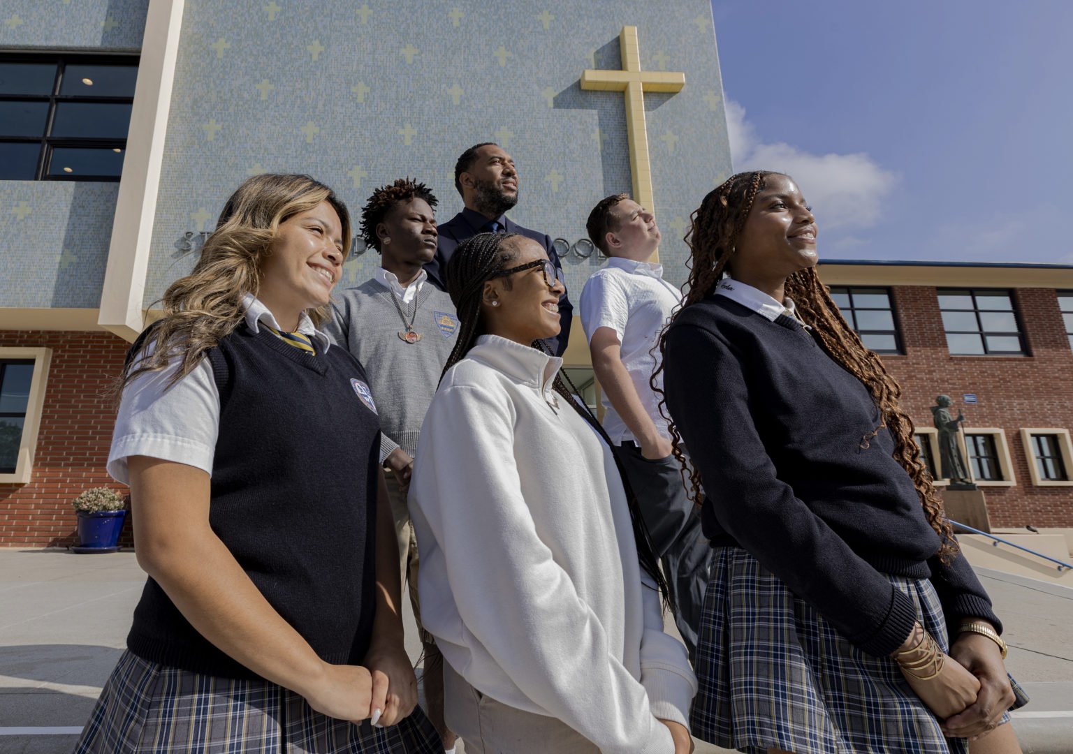 El director de St. Bernard, Austin Jackson, en el centro superior, posa con estudiantes, de izquierda a derecha: Zerimar Ramirez, Johnnie Bernoudy, SaMyra Harris, Michael Simpson y Kylie Baird. (Juanito Holandez Jr.)