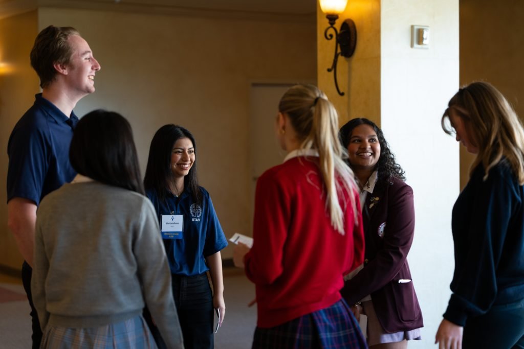 Estudiantes de escuelas secundarias católicas de Los Ángeles ayudaron a organizar el Almuerzo de Liderazgo Ético el 28 de enero de 2026. (Peter Lobato)