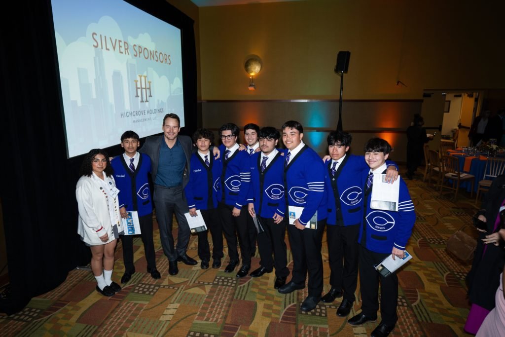 Chris Pratt posa con estudiantes de escuelas secundarias católicas de Los Ángeles durante el Almuerzo de Liderazgo Ético el 28 de enero de 2026. (Peter Lobato)