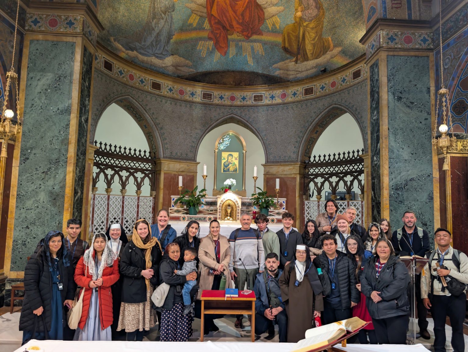 El grupo de peregrinos de Holy Innocents posa frente al ícono de Nuestra Señora del Perpetuo Socorro en la iglesia de San Alfonso en Roma. (Kiernan Fiore)