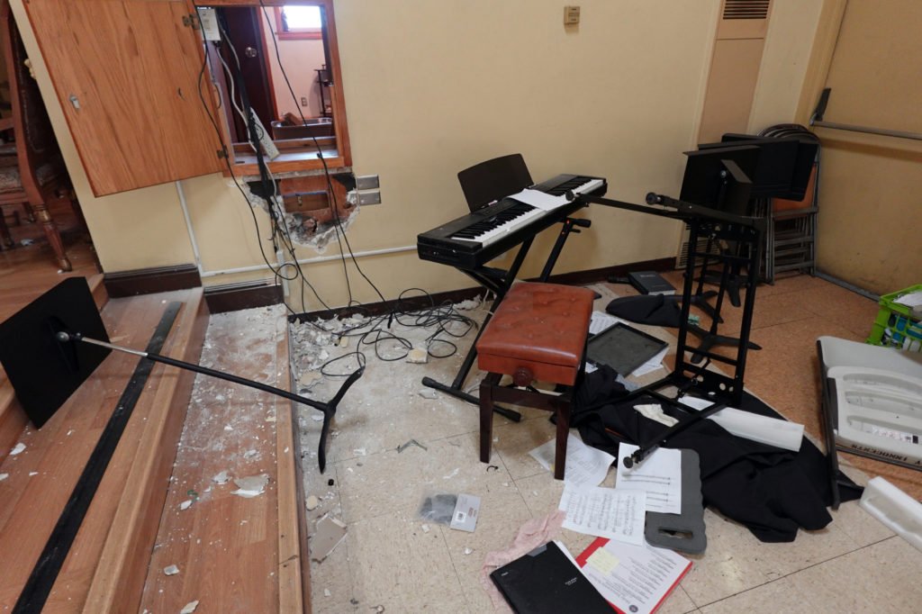 Los cables han sido arrancados de la pared y el equipo musical está dañado después de que la escuela Holy Innocents School de Long Beach fuera encontrada vandalizada y saqueada el 2 de febrero. (Holy Innocents School)