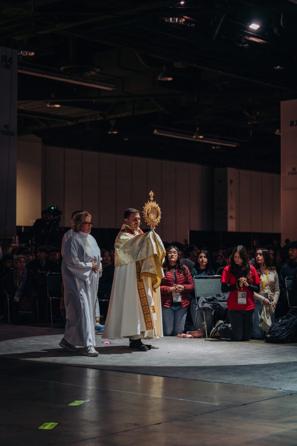 El obispo auxiliar Marc Trudeau celebra la Misa matutina para estudiantes de secundaria durante el Youth Day del Congreso de Educación Religiosa el 19 de febrero. (Peter Lobato)