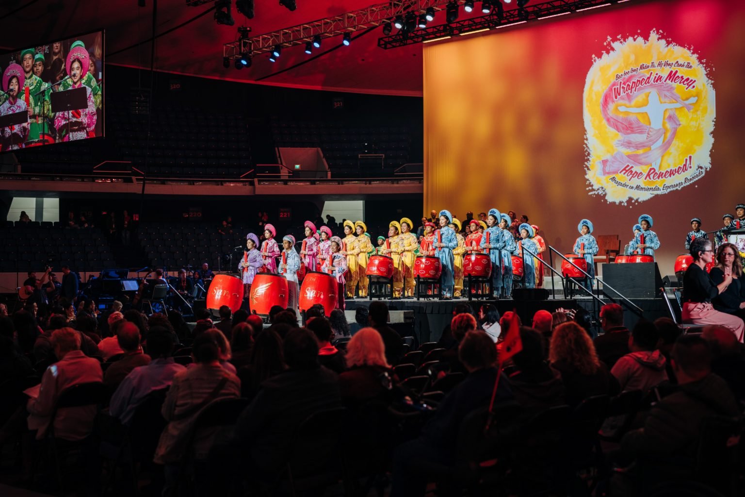 La ceremonia de apertura del RECongress 2026 el 20 de febrero estuvo marcada por una fusión cultural de elementos vietnamitas, chinos, japoneses y coreanos inspirados en el Año Nuevo Lunar. (Isabel Cacho)