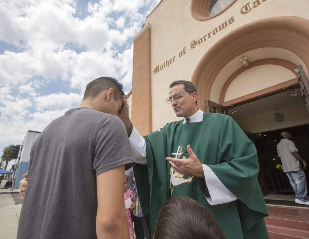 En la imagen, el entonces monseñor Joseph V. Brennan imparte una bendición frente a la iglesia de Nuestra Señora de los Dolores el 19 de julio de 2015. (John Rueda)