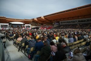 Gente asiste a una Misa pública celebrada por el Papa León XIV en el Estadio Louis II, como parte de su viaje de un día a Mónaco, el 28 de marzo de 2026. (Foto OSV News/Guglielmo Mangiapane, Reuters)