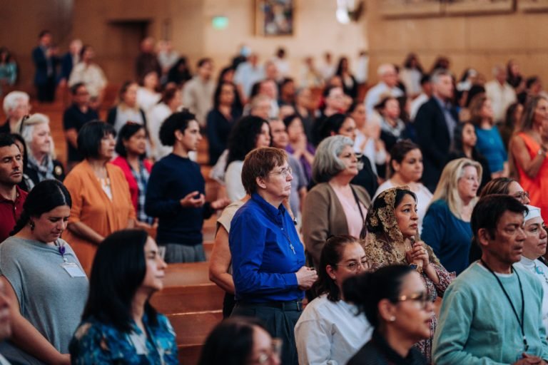 Personal del Centro Católico Arquidiocesano estuvo entre los cientos de asistentes a la Misa del 26 de marzo de 2026. (Isabel Cacho)