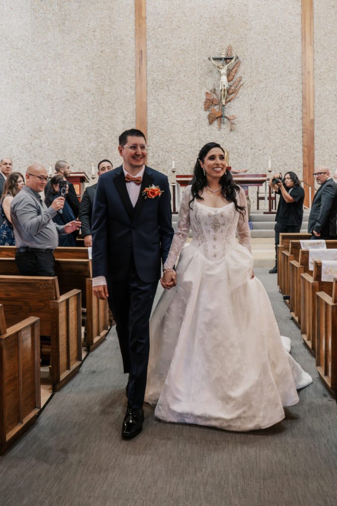 Daniel Hernandez camina por el pasillo con su esposa, Bryanna, después de casarse en 2024. (Foto proporcionada)